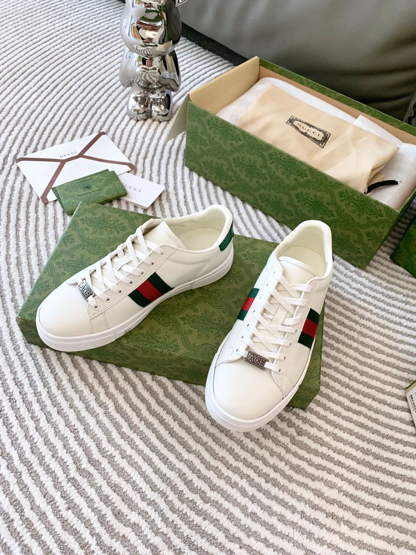 👟👟Ex-factory price 540👟👟 Men's size +10 Top version: Gucci G family classic Ace series Embroidery Little Bee White Shoes Couple Style Ribbon Love Casual Sports Shoes Sneakers Original Purchase Development Production This brand's classic low-top sports shoes interweave golden embroidered bees with red and green webbing. The bee is a classic element of the brand. It appeared in the Gucci ready-to-wear series in the 1970s. Exquisite packaging at the delivery counter🛍📦 ▪️Fabrics: Original custom imported first-layer cowhide ▪️Foots: Original custom cowhide lining ▪️Sole: Original open-molded rubber non-slip material ▪️Sole thickness: 2.5CM ▪️Size: Women's 34-41 (customized 34/41) ▪️Size: Men's 38-46 (38/46 customized)